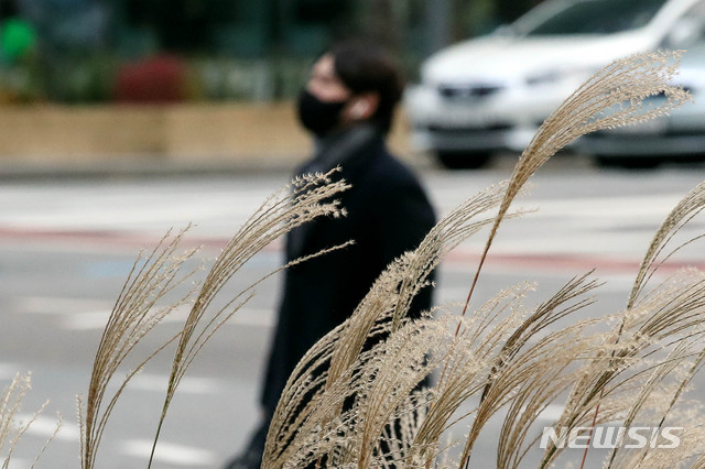 [서울=뉴시스]김병문 기자 = 초겨울 날씨를 보이는 20일 오전 서울 종로구 일대에서 두꺼운 옷을 입은 시민이 출근길을 서두르고 있다. 2020.11.20. dadazon@newsis.com