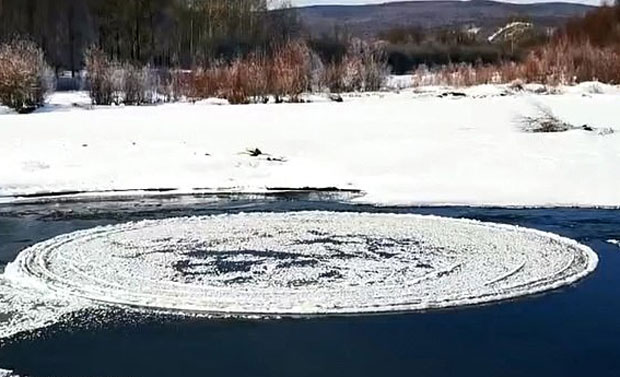 중국 신화통신은 네이멍구자치구 건허시 외곽 강 한복판에 지름 6m짜리 얼음 원반이 형성됐다고 전했다./사진=위챗