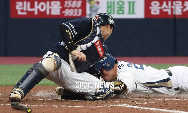 ▲ NC 양의지가 18일 고척스카이돔에서 열린 한국시리즈 2차전 4회말에 애런 알테어의 우익수 플라이 때 홈으로 달려들었지만 두산 포수 박세혁에게 태그아웃되고 있다. ⓒ고척, 곽혜미 기자