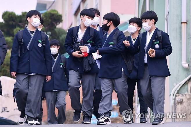 한복 교복 입은 학생들 (서울=연합뉴스) 경북 예천 대창중학교 학생들이 지난 16일부터 한복 교복을 입고 등교하고 있다.      문화체육관광부와 교육부, 한복진흥센터는 올해 5월부터 6월까지 '한복교복 보급 시범사업'에 참여할 중·고등학교를 공모했고, 최종적으로 16개 학교, 학생 2,308명에게 한복교복을 보급하기로 확정했다. 2020.11.20      [문화체육관광부 제공. 재판매 및 DB 금지] photo@yna.co.kr
