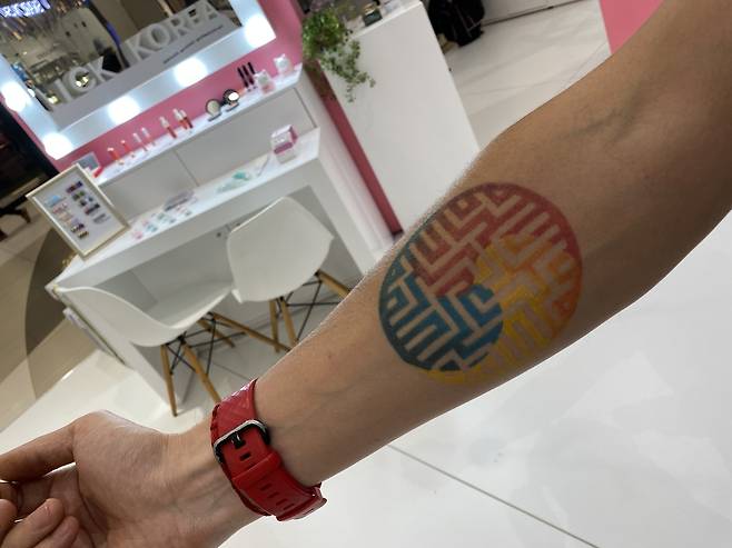 한국이 너무 좋다고 팔에 태극문양 문신까지 한 전직 남아공 영어교사 (요하네스버그=연합뉴스) 20일(현지시간) 한국에 영어교사로 다녀온 남아공 남성이 소비재 팝업 부스를 찾아 팔뚝을 보여주고 있다. 그는 한국이 너무 좋아서 태극문양 문신까지 새겼다고 한다. 2020.11.20 [코트라 제공, 재판매 및 DB 금지]