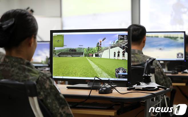 경기도 이천시 육군정보학교 드론교육센터에서 드론 시뮬레이터 훈련을 하고 있는 육군 장병들.(자료사진) /뉴스1