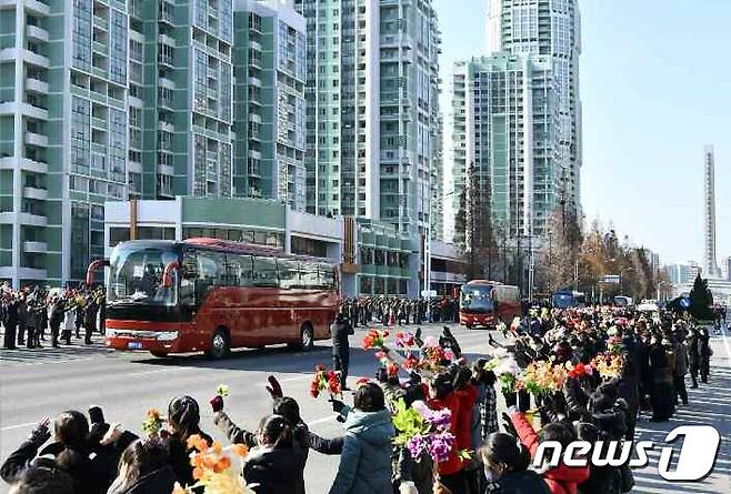 (평양 노동신문=뉴스1) = 수도당원사단을 환영하는 북한 주민들. [국내에서만 사용가능. 재배포 금지. DB 금지. For Use Only in the Republic of Korea. Redistribution Prohibited] rodongphoto@news1.kr