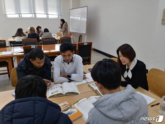 지난해 충주외국인근로자지원센터 한국어 교육 모습. © 뉴스1