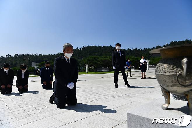 김종인 미래통합당 비상대책위원장이 19일 오전 광주 북구 국립5·18민주묘지에서 무릎 꿇고 참배하고 있다. 2020.8.19/뉴스1 © News1