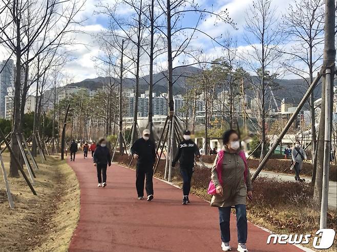 21일 주말 오후 부산 진구 시민공원에서 시민들이 산책을 하고 있다.2020.11.21./ © 뉴스1 이유진 기자