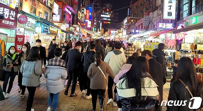 21일 밤 서울 홍대앞 거리가 청년들로 가득차 있다. 2020.11.21 © 뉴스1 박기범 기자
