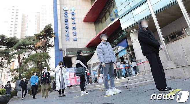 21일 서울 동작구보건소 선별진료소가 검사를 받기위한 시민들로 북적이고 있다. 2020.11.21/뉴스1 © News1 이성철 기자