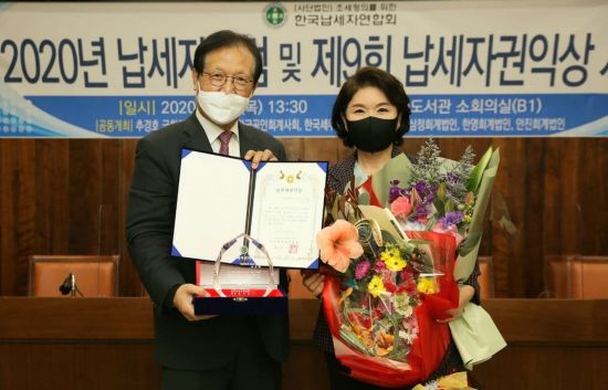 홍기용 회장과 조은희 서초구청장(오른쪽) 기념 촬영