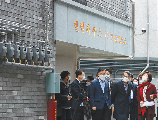 국회 국토교통위원장이자 더불어민주당 내 미래주거추진단장인 진선미 의원(오른쪽)이 20일 서울 동대문구에 위치한 LH주거복지사업 현장을 방문해 시설을 둘러보고 있다. 뉴스1