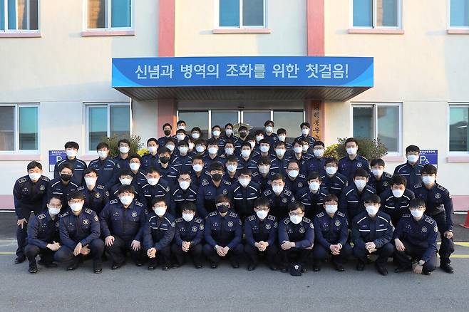 마지막 수업을 마치고 대체복무 대원 1기 63명이 모였다. 이들은 지난 13일 대전교도소와 목포교도소로 배치됐다. 대전/장철규 선임기자 chang21@hani.co.kr