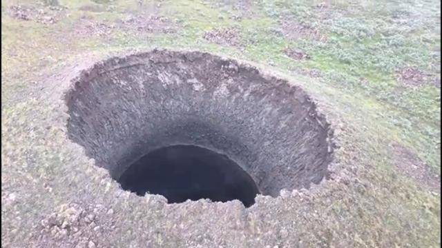 러시아 북극권 야말(Yamal) 반도에서 발견된 싱크홀. Siberian Times 유튜브 캡처