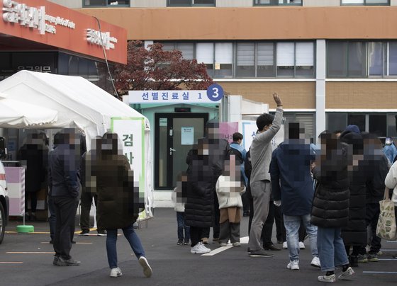 21일 오전 서울 중구 국립중앙의료원 코로나19 선별진료소를 찾은 시민들이 검사 순서를 기다리고 있다. 연합뉴스