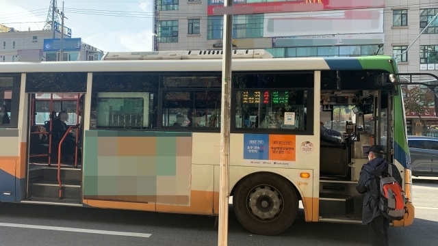 천안 시내버스 정류장에서 한 시민이 버스에 탑승하고 있다. (사진은 본문 내용과 무관)[사진 = 정종윤 기자]