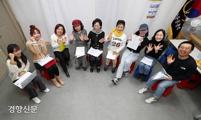 낭독극 <세 번째 얼굴>을 연습하고 있는 청년 예술가와 중국동포 여성들. 왼쪽부터 김주희, 민혜리, 남규리, 구영자, 김연순, 이인자, 우유진, 정연주, 임범규씨. 김창길 기자