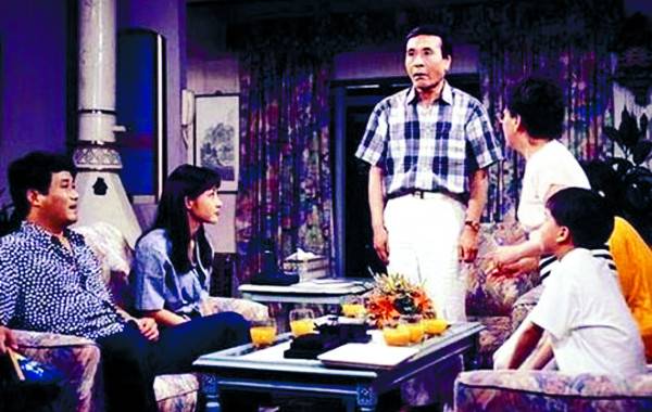 ‘오박사네 사람들’은 SBS에서 1993년 방송한 대한민국 최초의 시트콤이다. ‘순풍산부인과’의 전신이 되는 작품으로, 최고 시청률 36.6%를 기록하면서 흥행에 성공했다. 등장인물이 예명이 아닌 본명을 쓰고, 녹화 현장에 관객을 받는 등 파격적인 작품이라는 평을 받았다. SBS 제공