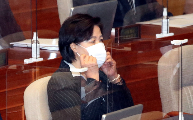 추미애 법무부장관이 지난 19일 오후 서울 여의도 국회에서 열린 본회의에 참석해 마스크를 고쳐쓰고 있다. /사진=뉴스1 박세연 기자