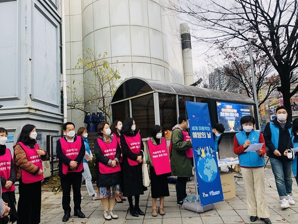 광명시는11월 19일 지하철 7호선 철산역 주변에서 광명시아동보호전문기관과 함께 ‘웃는 아이 행복한 광명’ 아동학대 예방 캠페인을 진행했다. / 사진제공=광명시