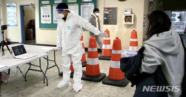 [순천=뉴시스] 류형근 기자 = 2021학년도 전남도 공·사립 중등학교 교사임용후보자 선정경쟁 1차 필기시험이 21일 오전 전남 순천시 순천남산중학교 시험장에서 펼쳐지기 앞서 응시생들이 발열 확인을 한 뒤 입실하고 있다. (사진=전남도교육청 제공). 2020.11.21. photo@newsis.com