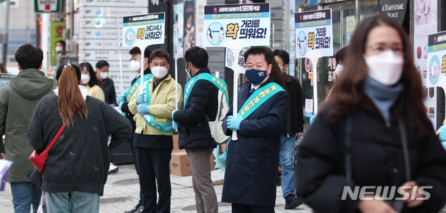 ‘사회적 거리두기 1.5단계 마스크 착용 캠페인’ 현장.