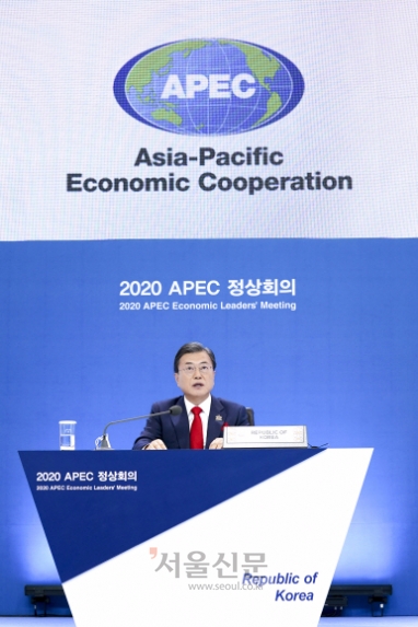 문재인 대통령이 20일 저녁 청와대에서 화상으로 열린 아시아태평양경제협력체(APEC·아펙) 정상회의에서 모두발언을 하고 있다.  2020.11.20.도준석 기자 pado@seoul.co.kr