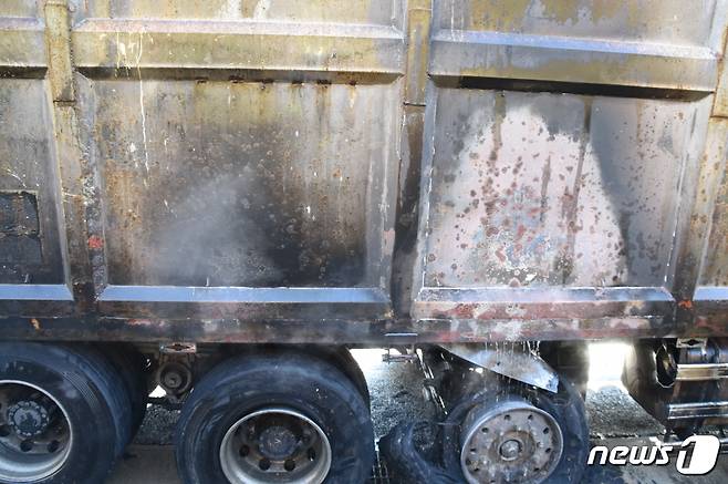 서천공주고속도로를 주행 중이던 25톤 화물차 뒷바퀴가 불에 탔다.(청양소방서 제공)© 뉴스1
