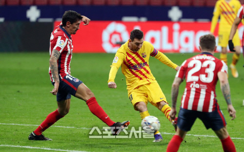 리오넬 메시가 21일 아틀레티코 마드리드와의 라리가 원정경기에서 공을 몰고 있다. 그는 이번 시즌 3골에 그치고 있다. 출처=FC바르셀로나 홈페이지
