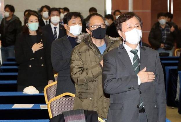 도종환 민주주의4.0연구원 이사장(오른쪽)이 22일 오후 서울 용산구 백범김구기념관에서 열린 민주주의4.0연구원 창립총회 및 제1차 심포지엄에서 국민의례를 하고 있다. /뉴시스