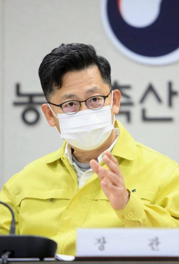 김현수 농림축산식품부 장관이 15일 가축질병 상황회의를 주재하면서 고병원성 조류인플루엔자(AI) 방역에 최선을 다할 것을 당부하고 있다. /사진=농림축산식품부