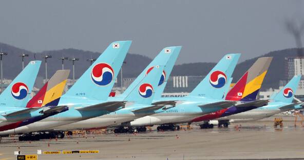 인천국제공항에 국내 대형 종합항공사(FSC)인 대한항공과 아시아나항공 항공기가 서 있다. 연합뉴스