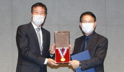 2020자동차공학대상 수상자 권문식(오른쪽) 현대차 고문. 사진 한국자동차공학회 제공