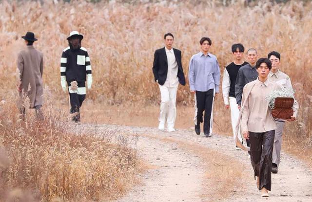 2020 대구 국제패션문화페스티벌에 참여하는 패션 브랜드인 가르강(GARGAN)이 낙동강 갈대숲에서 패션쇼를 펼치고 있다. 대구시 제공