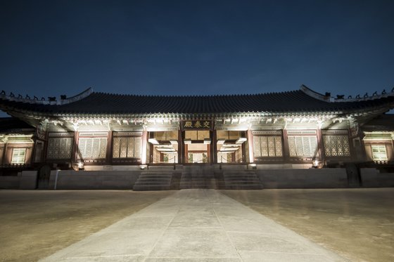 조선시대 초기의 교태전은 왕비의 내전(內殿)이라는 구분이 뚜렷하지 않았다. 오히려 왕의 일상적인 공간으로 융통성 있게 사용한 흔적이 실록기사에 여러 차례 보이고 있다. [중앙포토]