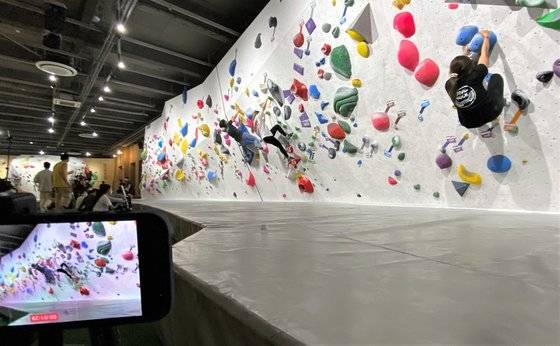 지난 11월 17일 실내 암장인 일산 더클라임을 이용하는 이들의 대부분은 2030 '클린이'였다. 더클라임은 짧고 강한 클라이밍 루트를 세팅하는 '볼더링' 암장에 속한다. 김홍준 기자