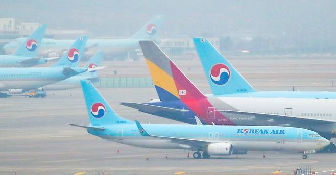 Aircrafts of Korean Air Lines and Asiana Airlines line up at Incheon International Airport on Wednesday. (Yonhap)