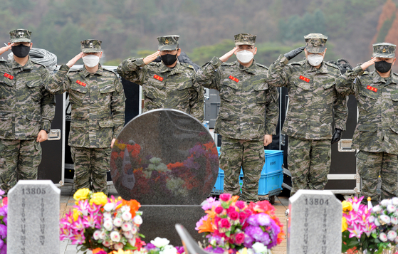At Daejeon National Cemetery on Sunday, marines pay their respects to two marines killed in artillery shelling by North Korea on Yeonpyeong Island on Nov. 23, 2010. Two marines and two civilians were killed and 30 marines were injured in the shelling.   [KIM SEONG-TAE]