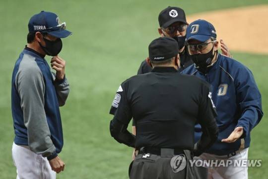 '몸에 맞은 공 아니다'. NC 이동욱 감독이 20일 한국시리즈 3차전 8회말 1사 3루에서 두산 정수빈의 번트 상황이 비디오 판독 결과 몸에 맞는 공으로 인정되자 심판 판정에 항의하고 있다.