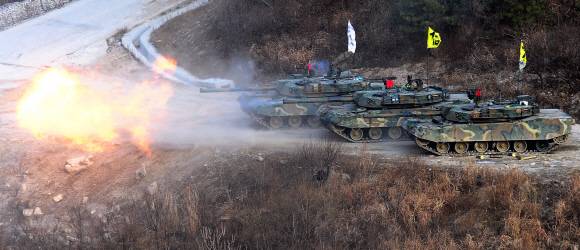 경기도 포천시 영북면 소재 승진훈련장에서 실시된 공지합동훈련에서 K1 전차가 불을 뿜고 있다. 서울신문 DB