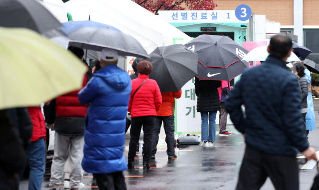 연일 코로나19 확진자가 가파르게 늘며 정부가 코로나 3차 대유행을 경고한 가운데 22일 오전 서울 국립중앙의료원에서 시민들이 코로나19 검사를 받기 위해 줄을 서 있다./권욱기자