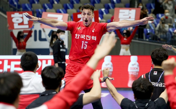 남자배구 한국전력이 국가대표 센터 신영석의 이적 효과를 톡톡히 보면서 삼성화재를 꺾고 3연승을 질주 했다. 시진은 한국전력 외국인 선수 러셀이 지난 18일 수원 체육관에서 열린 도드람 2020-2021 V-리그 한국전력과 KB손해보험과의 경기에서 공격을 성공시키고 환호 하고 있다. [사진=한국전력 배구단 제공]