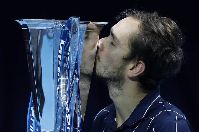 다닐 메드베데프가 23일(한국시각) ATP 파이널스 우승컵에 입맞춤하고 있다./AP연합뉴스