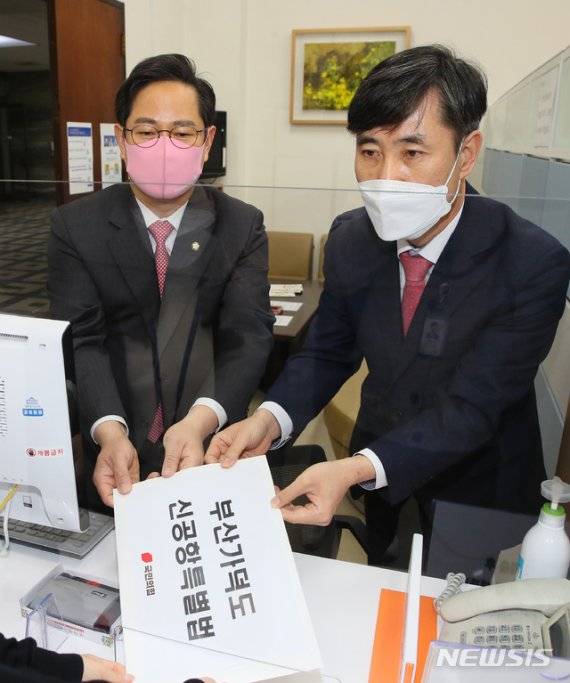 [서울=뉴시스] 전진환 기자 = 국민의힘 하태경(오른쪽), 박수영 의원이 20일 국회 의안과에 국민의힘 부산지역 국회의원 15인이 공동발의한 '부산가덕도신공항 특별법안'을 제출하고 있다. (공동취재사진) 2020.11.20. photo@newsis.com /사진=뉴시스