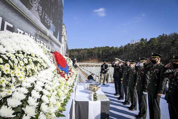 장병들이 23일 추모행사에서 경례를 하고 있다. 해병대 제공