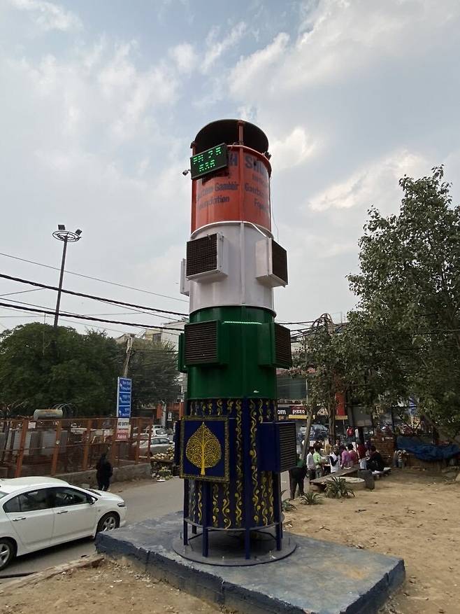 델리에 설치된 공기정화 타워. 트위터 갈무리