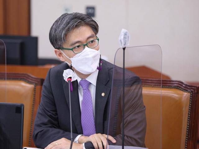 조정훈 시대전환 의원이 2일 국회에서 열린 산업통상자원중소벤처기업위원회 예산결산소위원회에서 의사진행 발언을 하고 있다. 오대근 기자