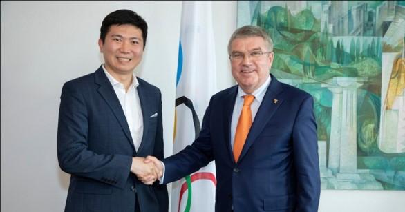 유승민(왼쪽) IOC 선수위원과 토마스 바흐 IOC 위원장. 대한탁구협회 제공