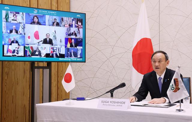 스가 요시히데(菅義偉) 일본 총리가 22일 도쿄 총리관저에서 주요 20개국(G20) 정상회의에 화상으로 참여해 연설하고 있다. 연합뉴스