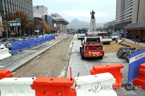 지난 17일 오전 서울시 종로구 광화문광장에서 '사람이 쉬고 걷기 편한 광장'으로 조성하는 공사가 진행되고 있다. 동쪽(주한미국대사관 앞) 차로 확장 공사를 시작해 서쪽(세종문화회관 앞) 도로를 광장으로 조성하는 공사까지 순차적으로 이어갈 계획이다. 연합뉴스