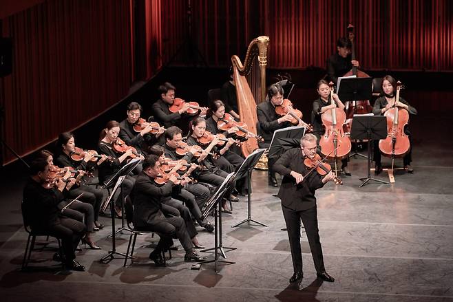 The Korean Chamber Orchestra and violinist Vadim Repin (right front) perform at the Lotte Concert Hall in October 2019. (Lotte Foundation for Arts)