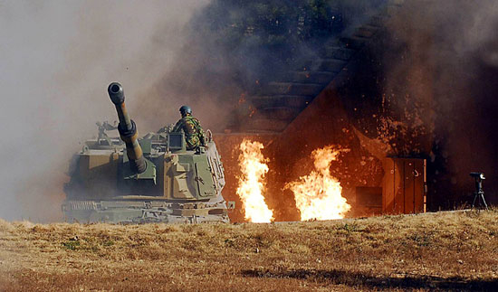 A photograph taken during the North Koreans' shelling of Yeonpyeong Island on Nov. 23, 2010, shows a South Korean K-9 howitzer returning fire at the North. [MARINE CORPS]
